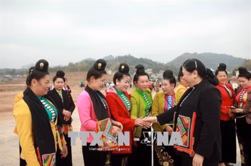 Phó Chủ tịch Thường trực Quốc hội Tòng Thị Phòng gặp gỡ người dân thành phố Sơn La. Ảnh: Hữu Quyết - TTXVN
