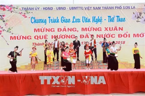 Phó Chủ tịch Thường trực Quốc hội Tòng Thị Phóng vui xuân cùng đồng bào Sơn La ảnh 7