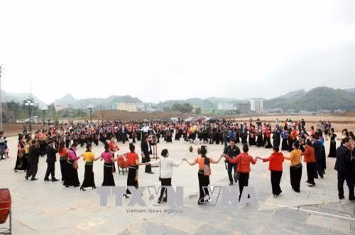 Vòng xòe đoàn kết mừng xuân của đồng bào các dân tộc Sơn La. Ảnh: Hữu Quyết - TTXVN