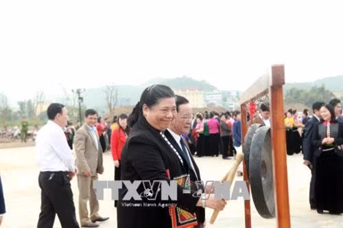 Phó Chủ tịch Thường trực Quốc hội Tòng Thị Phóng đánh cồng khai hội xuân. Ảnh: Hữu Quyết - TTXVN
