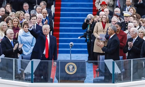 Tổng thống đắc cử Donald Trump (trái, hàng đầu) và Tổng thống mãn nhiệm Barack Obama (phải, hàng đầu) tại lễ tuyên thệ ở Washington, DC, ngày 20/1. EPA/ TTXVN