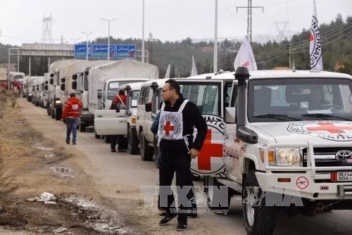 Xe chở hàng cứu trợ tới khu vực ngoại ô Madaya ngày 11/1. AFP/TTXVN