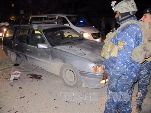 Cảnh sát Iraq điều tra tại hiện trường vụ tấn công ở đông Baghdad. AFP/TTXVN
