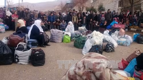 Người dân Syria chờ hàng cứu trợ ở thị trấn Madaya ngày 11/1. AFP/TTXVN
