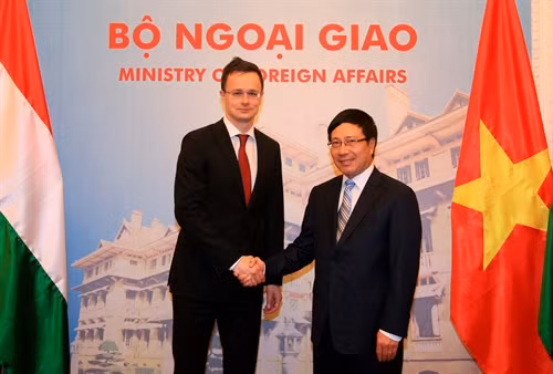 Phó Thủ tướng, Bộ trưởng Ngoại giao Phạm Bình Minh đón Bộ trưởng Ngoại giao và Kinh tế đối ngoại Hungary Szijjarto Peter. Ảnh: Thống Nhất-TTXVN