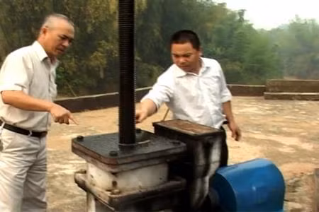 Lãnh đạo Công ty TNHH quản lý thủy nông Điện Biên kiểm tra hồ, đập nhằm phát hiện sớm những nguy cơ mất an toàn công trình và có biện pháp xử lý kịp thời. Ảnh: dienbientv.vn