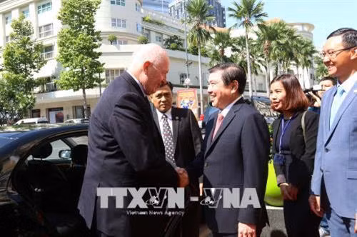 Chủ tịch UBND Thành phố Nguyễn Thành Phong đón, tiếp Toàn quyền Australia Peter Cosgrove đang có chuyến thăm cấp Nhà nước tới Việt Nam. Ảnh: Thanh Vũ - TTXVN