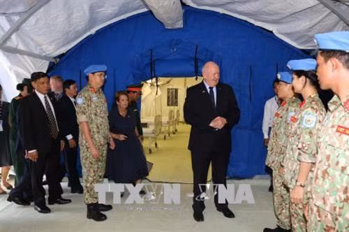 Toàn quyền Australia Peter Cosgrove gặp gỡ các bác sỹ, sỹ quan QĐND Việt Nam thuộc Bệnh viện dã chiến cấp 2 số 1 của Việt Nam. Ảnh: Thanh Vũ-TTXVN