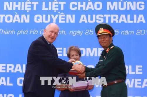 Lãnh đạo Bệnh viện Quân y 175 tặng quà cho Toàn quyền Australia Peter Cosgrove. Ảnh: Thanh Vũ-TTXVN