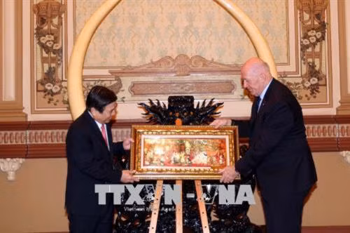Chủ tịch UBND Thành phố Hồ Chí Minh Nguyễn Thành Phong tặng quà lưu niệm cho Toàn quyền Australia Peter Cosgrove. Ảnh: Thanh Vũ-TTXVN