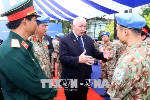 Toàn quyền Australia Peter Cosgrove gặp gỡ các bác sỹ, sỹ quan QĐND Việt Nam thuộc Bệnh viện dã chiến cấp 2 số 1 của Việt Nam. Ảnh: Thanh Vũ-TTXVN