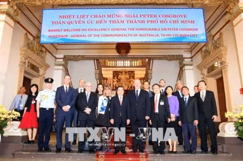 Chủ tịch UBND Thành phố Hồ Chí Minh Nguyễn Thành Phong chụp ảnh chung với Toàn quyền Australia Peter Cosgrove cùng các thành viên trong đoàn. Ảnh: Thanh Vũ-TTXVN
