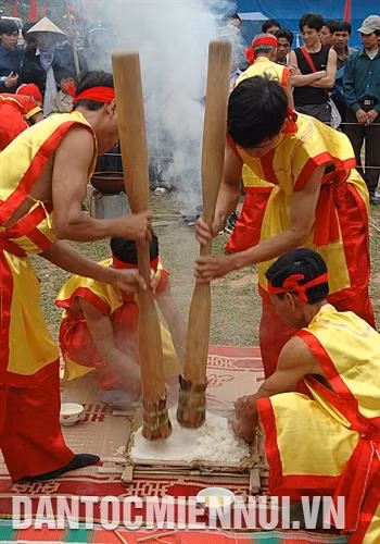 Hội thi diễn ra trong không khí sôi động do các nghệ nhân gói bánh chưng, giã bánh giầy trình diễn. Ảnh: Nguyễn Việt