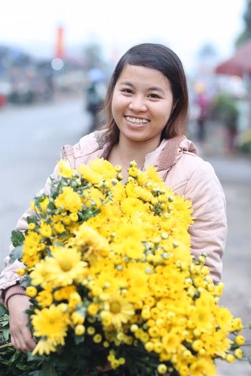 Nghề trồng hoa tạo việc làm thường xuyên cho hàng nghìn lao động địa phương.