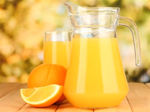 Bạn có thể bắt đầu một ngày mới với một cốc nước ép từ các loại quả mọng như nho, dâu tây, sơ ri... Trộn dâu tây với quả mâm xôi với nửa cốc sữa để có một bữa ăn nhẹ buổi sáng mát mẻ và nhiều chất dinh dưỡng. Dưa chuột chứa nhiều nước. Hàm lượng kali cao trong dưa chuột giúp hỗ trợ lưu thông nước và cung cấp lượng khoáng cần thiết cho cơ thể. Uống nước ép dưa chuột sau khi gọt vỏ trộn với mật ong là lựa chọn lành mạnh cho bữa sáng cúa gia đình Dưa hấu ít calo và giàu vitamin như vitamin A, C. Lycopene trong dưa hấu có lợi cho sức khỏe tim mạch. Đây là thức uống phù hợp với cả trẻ em và người già để giải khát trong cả mùa hè. Nước ép cà rốt là nguồn bổ sung vitamin A tuyệt vời giúp tăng cường thị lực, ngăn ngừa bệnh tim và đột quỵ, làm đẹp da... Ngoài ra, nó còn chứa kali có thể giảm lượng cholesterol trong máu. Carotenoid trong cà rốt hoạt động như một chất chống ung thư, hỗ trợ giảm thiểu nguy cơ bị mắc các bệnh ung thư ruột kết, tuyến tiền liệt, ung thư vú và bàng quang. Uống nước chanh pha thêm một muỗng canh mật ong cũng là một thức uống tốt cho sức khỏe. Chanh mật ong vừa giảm nhiệt trong cơ thể vừa cải thiện hệ tiêu hóa, tốt cho đường ruột và kiểm soát cân nặng hiệu quả. Trà xanh có công dụng giúp tiêu hóa tốt và làm tan mỡ. Caffeine trong trà làm tăng lượng tiết ra của dịch dạ dày, giúp tiêu hóa nhanh, đốt cháy lượng mỡ thừa đáng kể. Các vitamin trong trà còn giảm mỡ thừa trong cơ thể, hỗ trợ giảm cân. Có thể uống trà xanh với nhiều hương vị, uống nóng hoặc lạnh và cho thêm vài loại thảo mộc nếu bạn thích thức uống ngọt. Nước ép cà chua giàu vitamin C cung cấp cho bạn năng lượng và làm đẹp da. Hai quả cà chua chín trộn với một muỗng canh mật ong cải thiện tinh thần. Với nhiều vitamin và chất chống oxy hóa giúp bảo vệ não bộ, ngăn ngừa nguy cơ mắc bệnh giảm trí nhớ Alzheimer, nước cam là thức uống lý tưởng để bắt đầu ngày mới. Ăn một quả ổi mỗi ngày đáp ứng 12% nhu cầu chất xơ của cơ thể, tác dụng nhuận trường cho đường ruột khỏe mạnh, giàu vitamin bảo vệ da khỏi các nếp nhăn cho da sáng mịn hơn. Ngoài ra, ổi không chứa cholesterol phù hợp cho người muốn giảm cân. Lá bạc hà giàu vitamin C giúp tăng cường hệ miễn dịch, ít calo và giàu chất xơ hỗ trợ giảm cân. Nước ép bạc hà có thể thêm nước cốt chanh và mật ong để uống, tăng thêm hương vị.