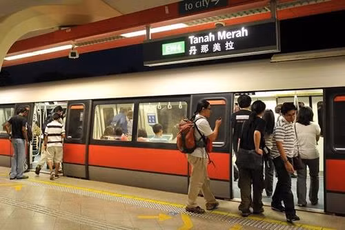 Trạm tàu điện ngầm ở Singapore đón khoảng 2 triệu lượt di chuyển mỗi ngày. Ảnh: Strait Times
