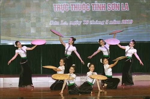 Văn nghệ chào mừng thành phố Sơn La được công nhận là đô thị loại II trực thuộc tỉnh Sơn La. Ảnh: Nguyễn Cường - TTXVN.