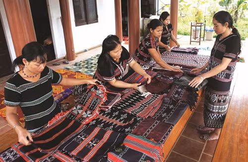 Đồng bào các dân tộc ở huyện A Lưới luôn gắn bó với nghề dệt truyền thống