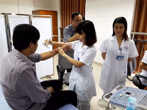Các bác sỹ Bệnh viện Trung ương Thái Nguyên đang giám định vết thương cho nhà báo Nguyễn Anh Tuấn. Ảnh: TTXVN