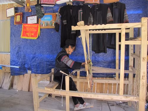 Nghệ nhân cao tuổi dệt thủ công sản phẩm thổ cẩm