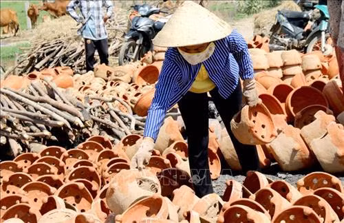 Công đoạn sản xuất gốm Chăm khác biệt với các sản phẩm gốm khác. Ảnh: Nguyễn Thanh – TTXVN