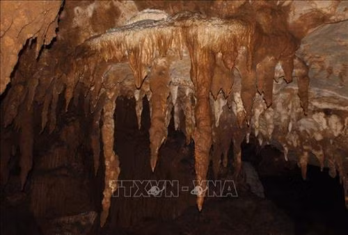 Vẻ đẹp độc đáo, lạ mắt của những nhũ đá trong hang động Huổi Cang. Ảnh: Xuân Tiến – TTXVN