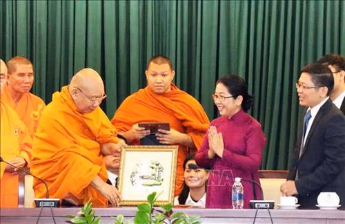 Bà Võ Thị Dung, Phó Bí thư Thành ủy Thành phố Hồ Chí Minh tặng tranh cho Hòa thượng Phra Promwachirayan, thành viên Hội đồng Tăng già Thái Lan, Trưởng đoàn các Hòa thượng trụ trì chùa Việt Nam tại Thái Lan. Ảnh: Xuân Khu-TTXVN