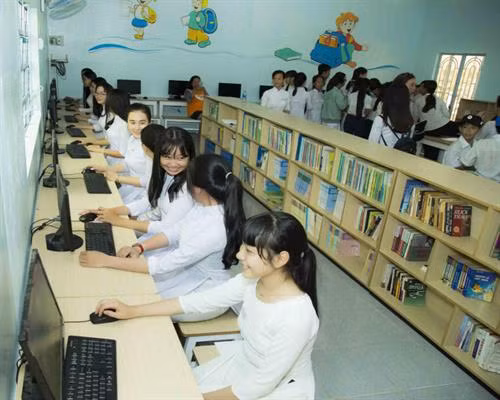 Một công trình thư viện khanh trang, đẩy đủ thiết bị học tập do Câu lạc bộ Open Arms hỗ trợ