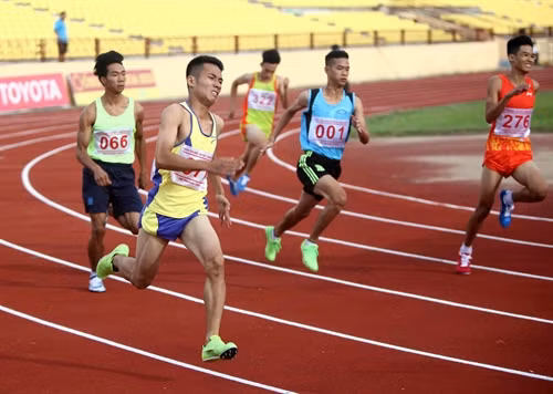 Các vận động viên thi đấu nội dung chạy 400m. Ảnh: Thanh Tùng–TTXVN