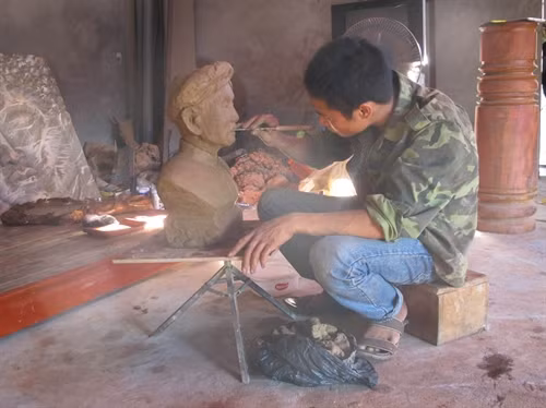 Niềm đam mê với nghệ thuật điêu khắc từ nhỏ là động lực để anh mở xưởng sản xuất, điêu khắc tượng.