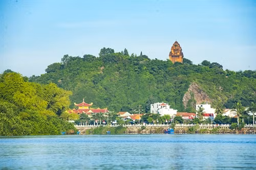 Tháp Nhạn nằm bên bờ bắc sông Đà Rằng, thuộc thành phố Tuy Hòa, tỉnh Phú Yên. Tháp là nơi thờ phụng thần linh của người Chăm cổ.