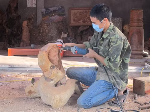 Anh Túc đang gia công bức tượng được khách hàng đặt hàng.