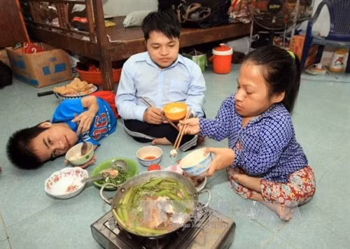 Ba người con của gia đình anh Phạm Văn Bưởi, Nguyễn Thị Viễn ở xã Mông Thọ A, huyện Châu Thành (Kiên Giang) bị nhiễm chất độc da cam/dioxin. Ảnh: Anh Tuấn/TTXVN