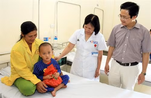 Các bác sỹ thăm hỏi, động viên các em thiếu nhi và người thân trước khi tiến hành phẫu thuật. Ảnh: Thái Thuần - TTXVN