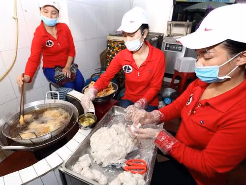 Mỗi ngày, cơ sở cung cấp cho thị trường gần 200 kg chả mực đạt tiêu chuẩn sản phẩm (OCOP) Trung bình, mỗi ngày cơ sở đạt doanh thu hơn 70 triệu đồng Tạo việc làm ổn định cho 15 lao động với mức thu nhập bình quân từ 5 – 7 triệu đồng/người/tháng. Sản phẩm được bày bán tại chợ Chả mực Hạ Long ngon nức tiếng, được người tiêu dùng ưa chuộng