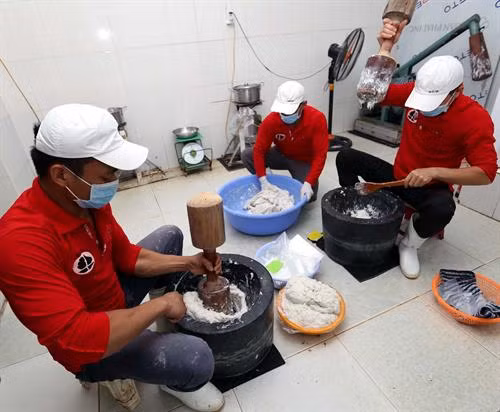 Mỗi ngày, cơ sở cung cấp cho thị trường gần 200 kg chả mực đạt tiêu chuẩn sản phẩm (OCOP) Trung bình, mỗi ngày cơ sở đạt doanh thu hơn 70 triệu đồng Tạo việc làm ổn định cho 15 lao động với mức thu nhập bình quân từ 5 – 7 triệu đồng/người/tháng. Sản phẩm được bày bán tại chợ Chả mực Hạ Long ngon nức tiếng, được người tiêu dùng ưa chuộng