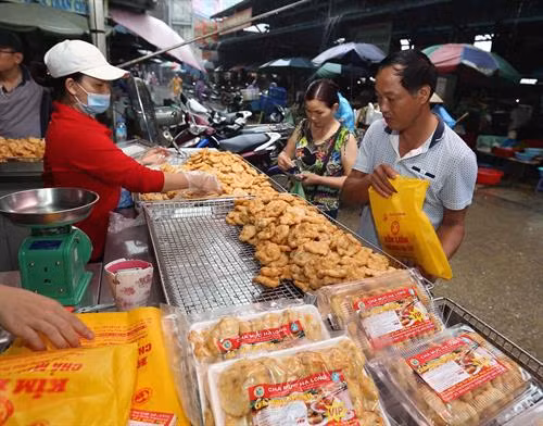 Mỗi ngày, cơ sở cung cấp cho thị trường gần 200 kg chả mực đạt tiêu chuẩn sản phẩm (OCOP) Trung bình, mỗi ngày cơ sở đạt doanh thu hơn 70 triệu đồng Tạo việc làm ổn định cho 15 lao động với mức thu nhập bình quân từ 5 – 7 triệu đồng/người/tháng. Sản phẩm được bày bán tại chợ Chả mực Hạ Long ngon nức tiếng, được người tiêu dùng ưa chuộng