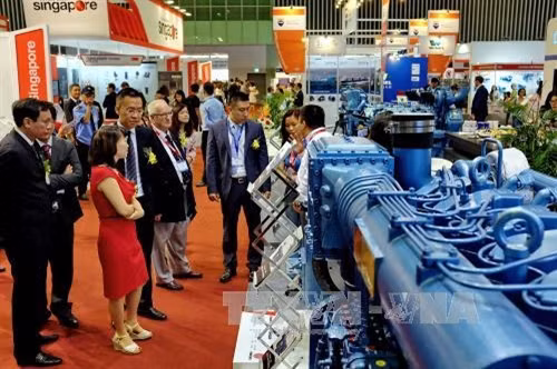 Khách tham quan, tìm hiểu các sản phẩm dịch vụ và trang thiết bị mới tại triển lãm INMEX Vietnam và HVACR Vietnam 2017 trong ngày khai mạc. Ảnh: Thế Anh-TTXVN