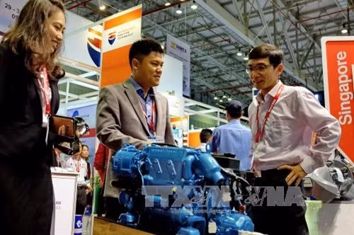 Khách tham quan, tìm hiểu các sản phẩm dịch vụ và trang thiết bị mới tại triển lãm INMEX Vietnam và HVACR Vietnam 2017 trong ngày khai mạc. Ảnh: Thế Anh-TTXVN