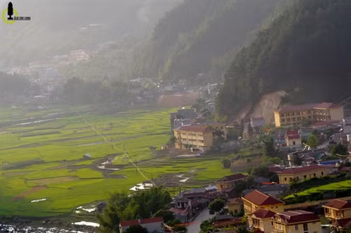 Nằm trên ngọn núi cao kế bên thị trấn Mù Cang Chải, nên đây chính là địa điểm có thể nhìn ngắm toàn cảnh thị trấn phố núi bên dưới.