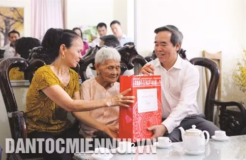 Ủy viên Bộ Chính trị, Bí thư Trung ương Đảng, Trưởng Ban Kinh tế Trung ương, Trưởng Ban Chỉ đạo Tây Bắc Nguyễn Văn Bình thăm hỏi và tặng quà gia đình Mẹ Việt Nam Anh hùng Đoàn Thị Diệp ở thành phố Sơn La