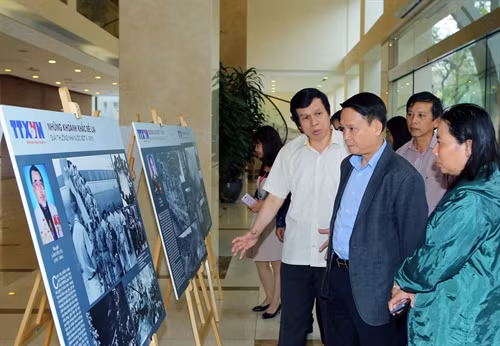 Ủy viên Trung ương Đảng, Tổng Giám đốc TTXVN Nguyễn Đức Lợi cùng các nhà báo tham quan các tác phẩm. Ảnh: Quang Quyết - TTXVN Ủy viên Trung ương Đảng, Tổng Giám đốc TTXVN Nguyễn Đức Lợi cùng các nhà báo tham quan các tác phẩm. Ảnh: Quang Quyết - TTXVN Phó Tổng Giám đốc TTXVN Nguyễn Hoài Dương cùng các nhà báo TTXVN tham quan các tác phẩm. Ảnh: Quang Quyết - TTXVN Phó Tổng Giám đốc Nguyễn Hoài Dương cùng các nhà báo TTXVN tham quan các tác phẩm. Ảnh: Quang Quyết - TTXVN Các tác phẩm thu hút sự quan tâm của cán bộ, nhân viên TTXVN. Ảnh: Quang Quyết - TTXVN