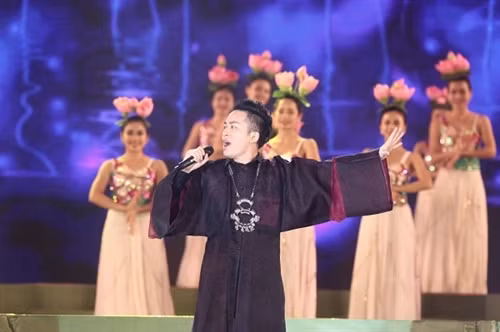 Ca sĩ Tùng Dương biểu diễn trong chương trình
