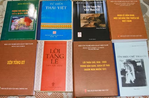 Các tác phẩm của ông Hoàng Trần Nghịch đã được xuất bản. Ảnh: Nguyễn Chiến - TTXVN.