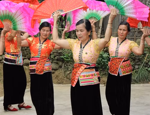 Phụ nữ dân tộc Thái trắng Lai Châu biểu diễn văn nghệ với chiếc áo Cóm truyền thống. Ảnh: Quang Duy - TTXVN