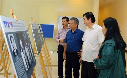 Ủy viên Trung ương Đảng, Tổng Giám đốc TTXVN Nguyễn Đức Lợi cùng các nhà báo tham quan các tác phẩm. Ảnh: Quang Quyết - TTXVN Ủy viên Trung ương Đảng, Tổng Giám đốc TTXVN Nguyễn Đức Lợi cùng các nhà báo tham quan các tác phẩm. Ảnh: Quang Quyết - TTXVN Phó Tổng Giám đốc TTXVN Nguyễn Hoài Dương cùng các nhà báo TTXVN tham quan các tác phẩm. Ảnh: Quang Quyết - TTXVN Phó Tổng Giám đốc Nguyễn Hoài Dương cùng các nhà báo TTXVN tham quan các tác phẩm. Ảnh: Quang Quyết - TTXVN Các tác phẩm thu hút sự quan tâm của cán bộ, nhân viên TTXVN. Ảnh: Quang Quyết - TTXVN