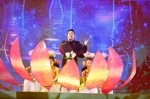 Ca sĩ Tùng Dương biểu diễn trong chương trình