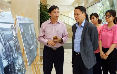 Ủy viên Trung ương Đảng, Tổng Giám đốc TTXVN Nguyễn Đức Lợi cùng các nhà báo tham quan các tác phẩm. Ảnh: Quang Quyết - TTXVN Ủy viên Trung ương Đảng, Tổng Giám đốc TTXVN Nguyễn Đức Lợi cùng các nhà báo tham quan các tác phẩm. Ảnh: Quang Quyết - TTXVN Phó Tổng Giám đốc TTXVN Nguyễn Hoài Dương cùng các nhà báo TTXVN tham quan các tác phẩm. Ảnh: Quang Quyết - TTXVN Phó Tổng Giám đốc Nguyễn Hoài Dương cùng các nhà báo TTXVN tham quan các tác phẩm. Ảnh: Quang Quyết - TTXVN Các tác phẩm thu hút sự quan tâm của cán bộ, nhân viên TTXVN. Ảnh: Quang Quyết - TTXVN