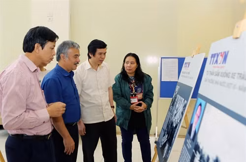 Ủy viên Trung ương Đảng, Tổng Giám đốc TTXVN Nguyễn Đức Lợi cùng các nhà báo tham quan các tác phẩm. Ảnh: Quang Quyết - TTXVN Ủy viên Trung ương Đảng, Tổng Giám đốc TTXVN Nguyễn Đức Lợi cùng các nhà báo tham quan các tác phẩm. Ảnh: Quang Quyết - TTXVN Phó Tổng Giám đốc TTXVN Nguyễn Hoài Dương cùng các nhà báo TTXVN tham quan các tác phẩm. Ảnh: Quang Quyết - TTXVN Phó Tổng Giám đốc Nguyễn Hoài Dương cùng các nhà báo TTXVN tham quan các tác phẩm. Ảnh: Quang Quyết - TTXVN Các tác phẩm thu hút sự quan tâm của cán bộ, nhân viên TTXVN. Ảnh: Quang Quyết - TTXVN