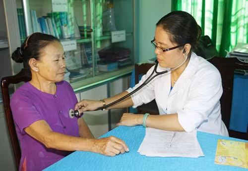 Bác sỹ khám bệnh tăng huyết áp cho người dân. Ảnh: Hồ Cầu-TTXVN
